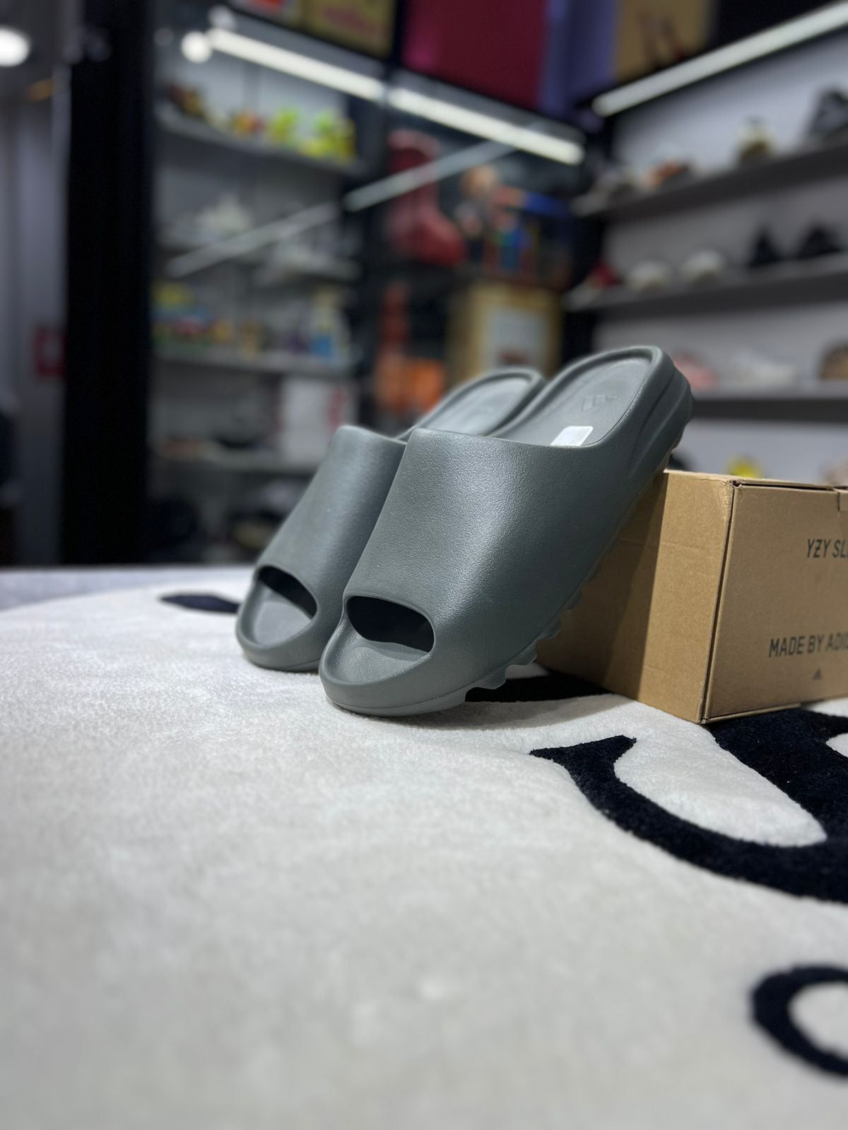 YEEZY SLIDE DARK ONYX