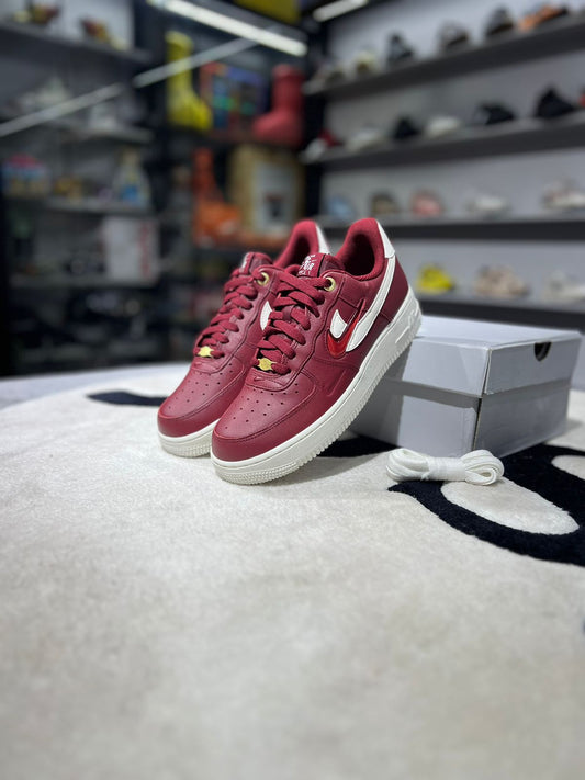 NIKE AIR FORCE 1 LOW 07" PREMIUM HISTORY OF LOGOS TEAM RED