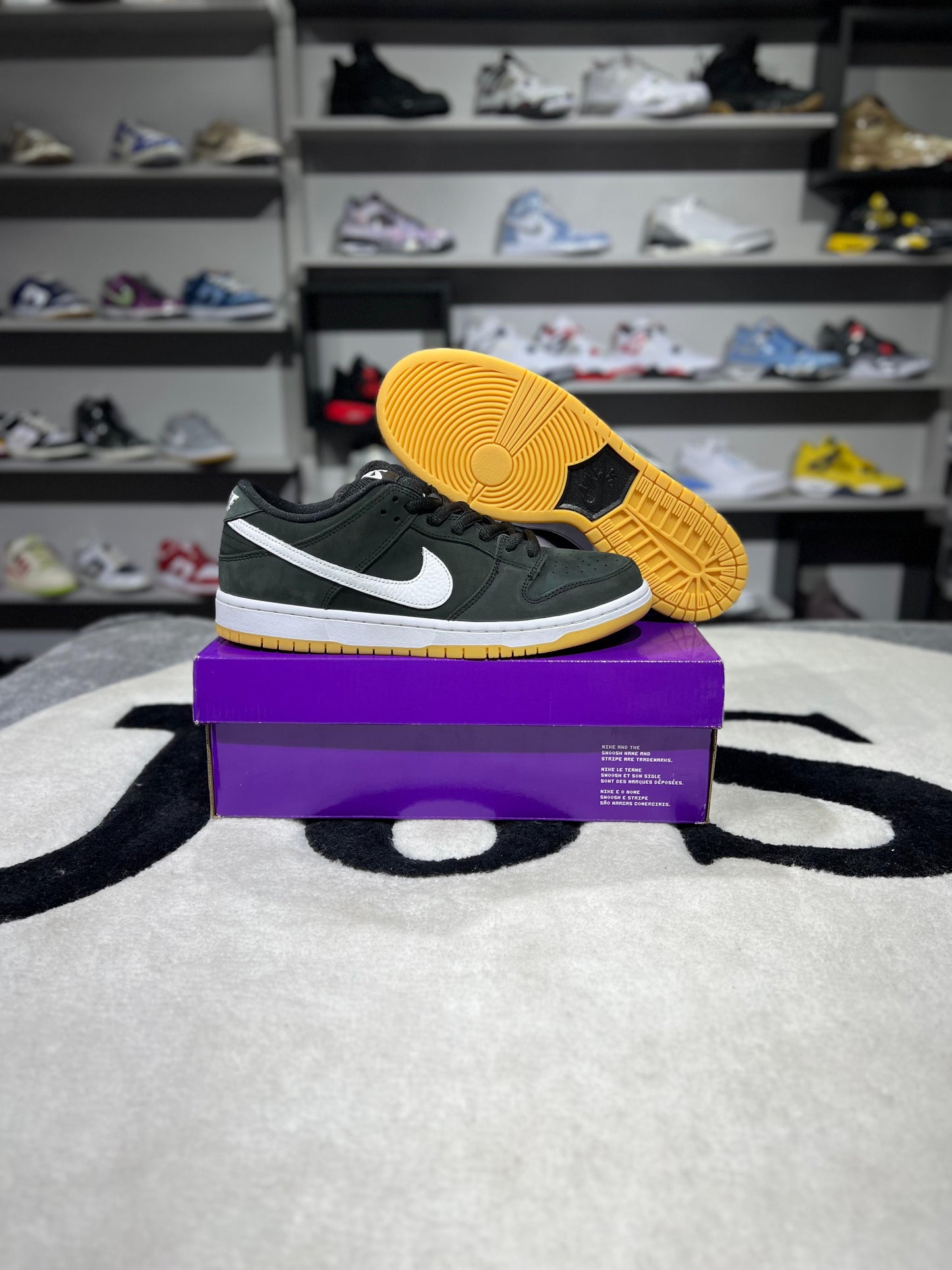 SB DUNK LOW BLACK GUM