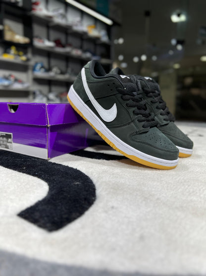 SB DUNK LOW BLACK GUM