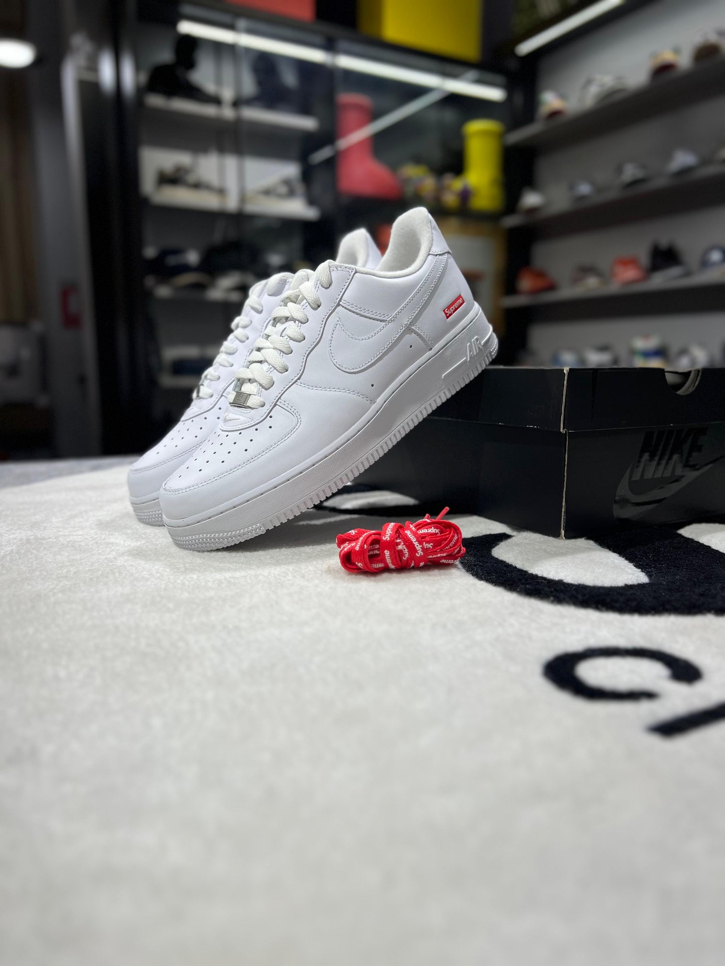 NIKE AIR FORCE 1 LOW SUPREME WHITE