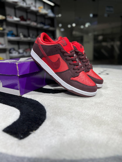 SB DUNK LOW CHERRY