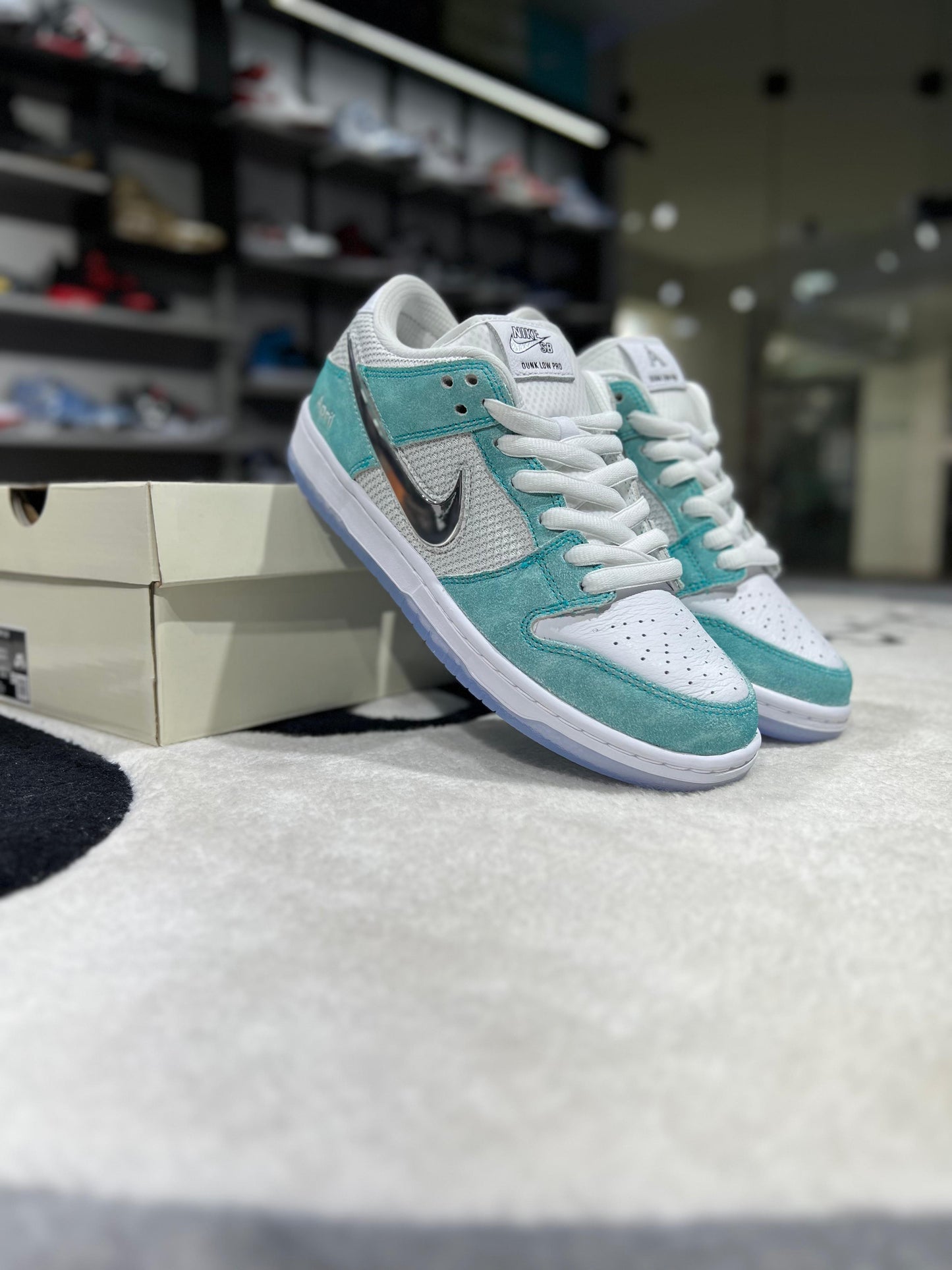 SB DUNK LOW APRIL