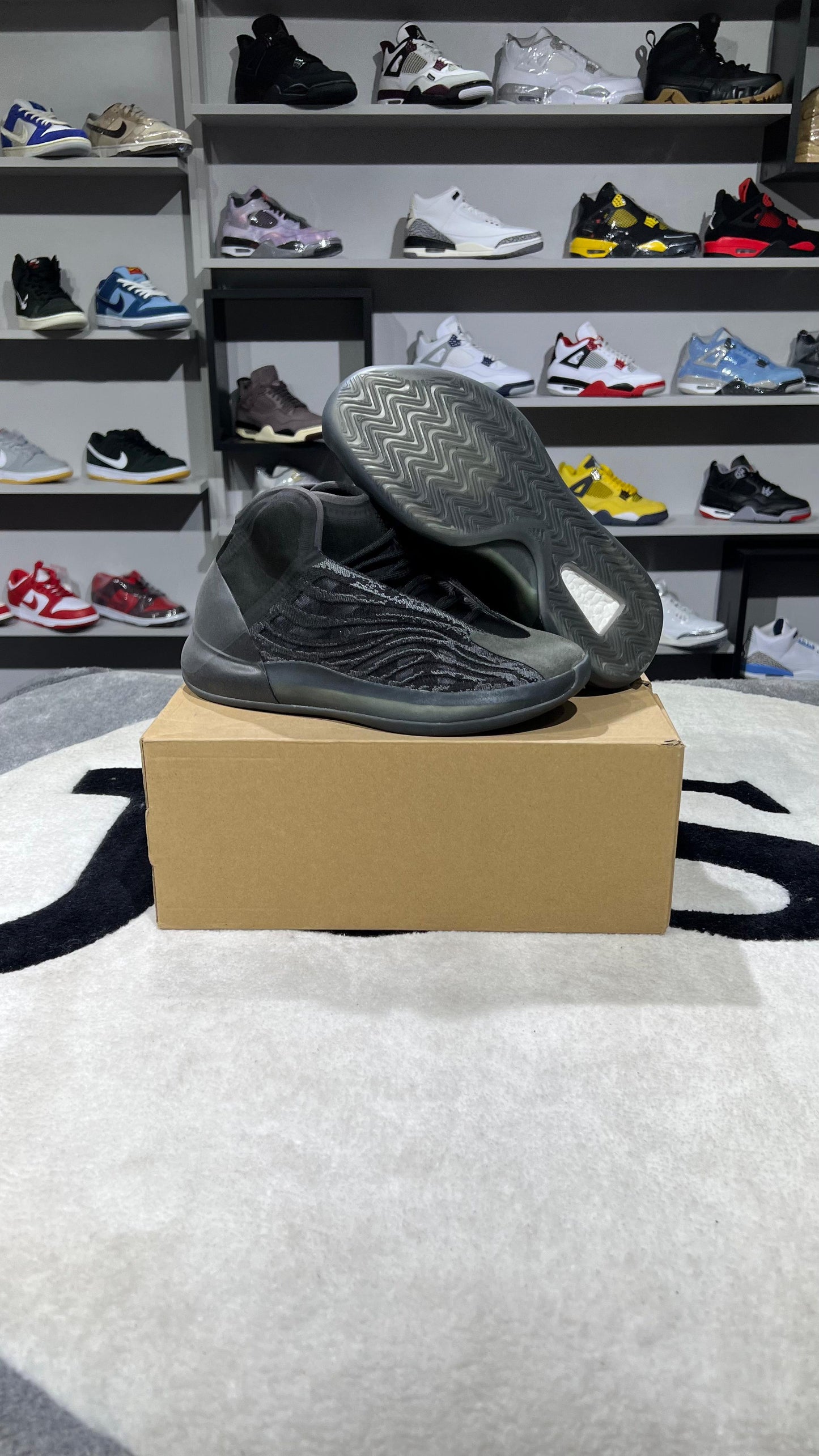 YEEZY QNTM ONYX