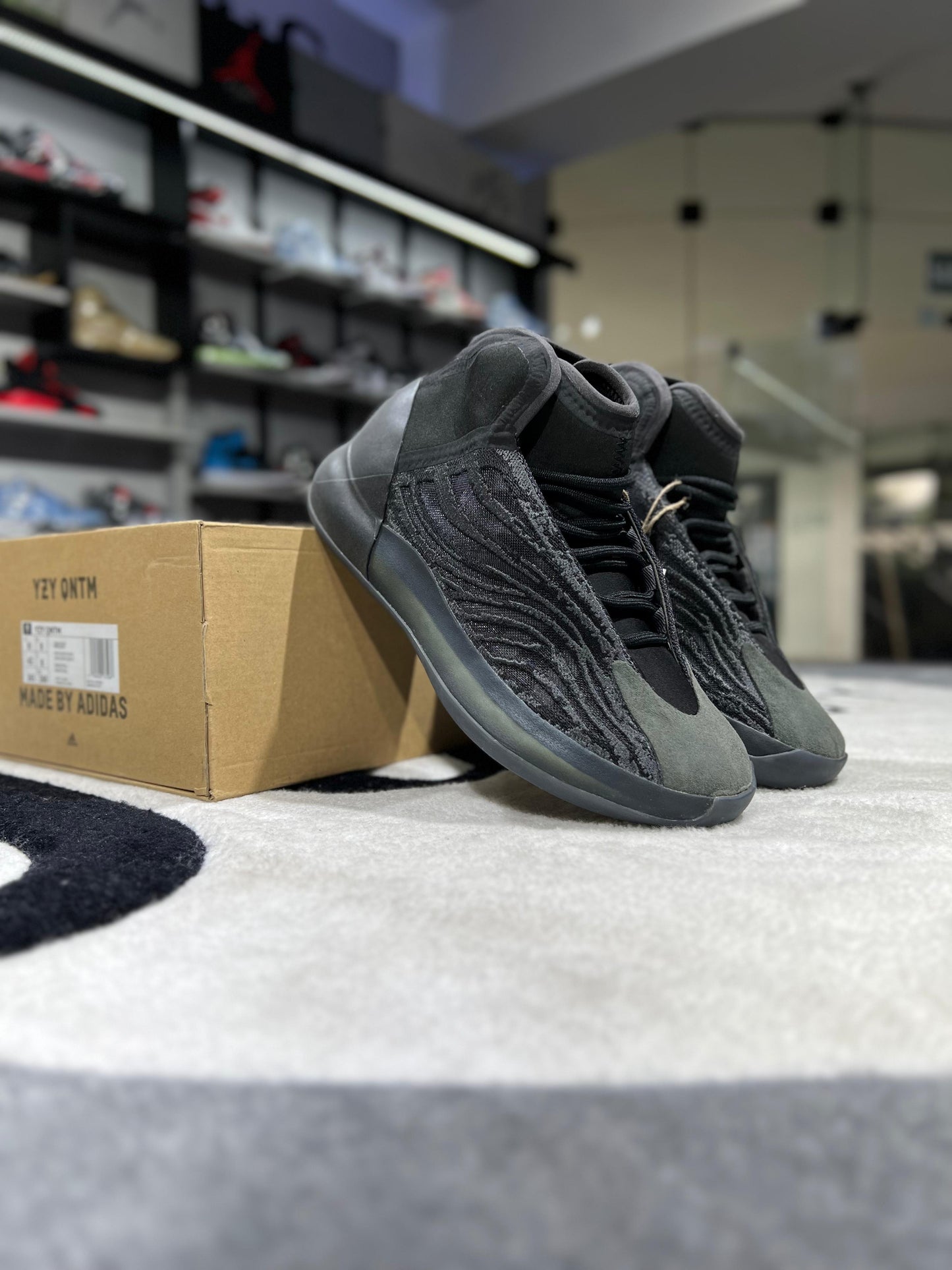 YEEZY QNTM ONYX