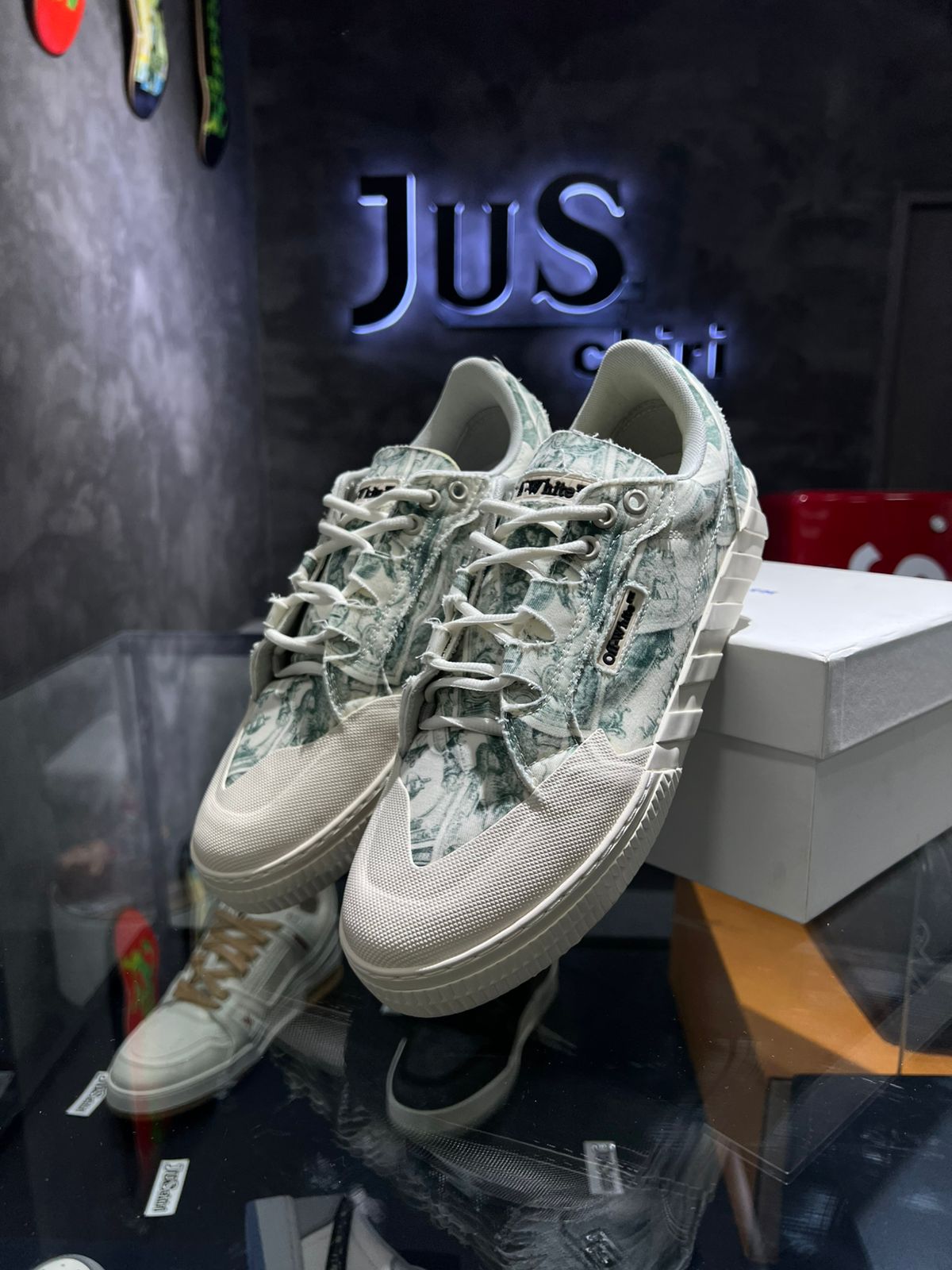 Vulcanized 779 Animation Dollar White